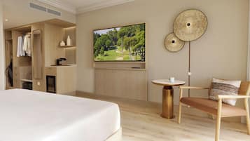 Minibar, caja de seguridad en la habitación y escritorio