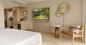 Minibar, coffres-forts dans les chambres, bureau, rideaux occultants