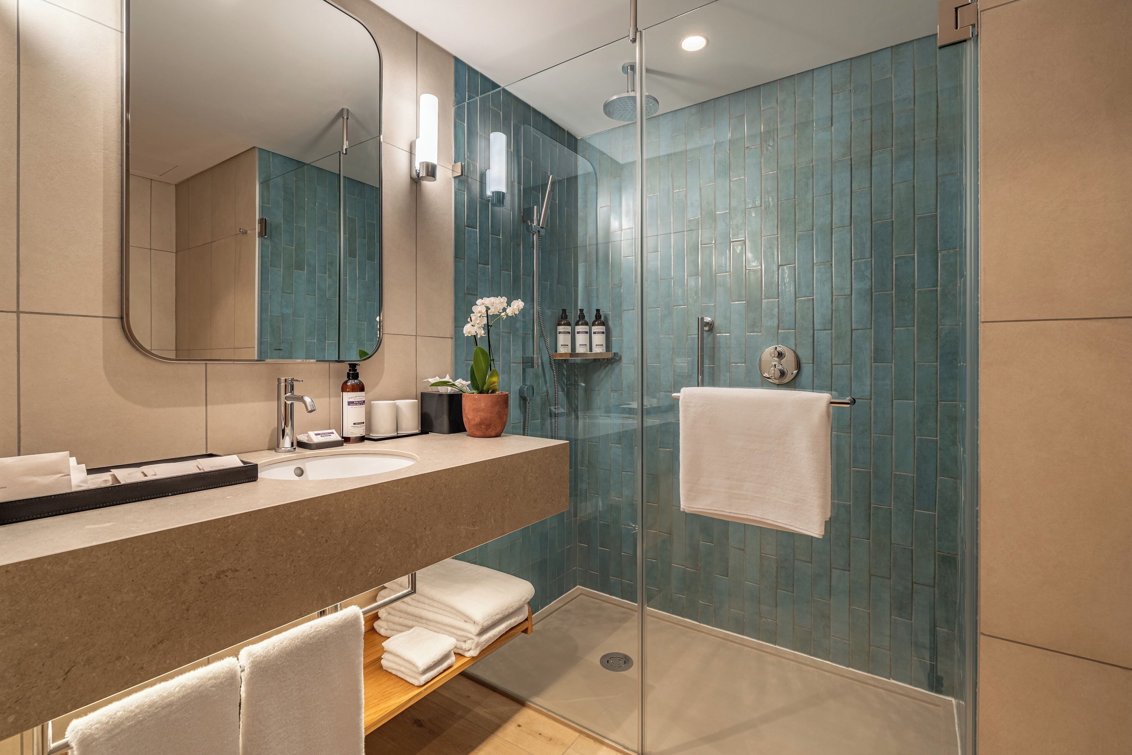 Ensemble douche/baignoire, articles de toilette gratuits, sèche-cheveux