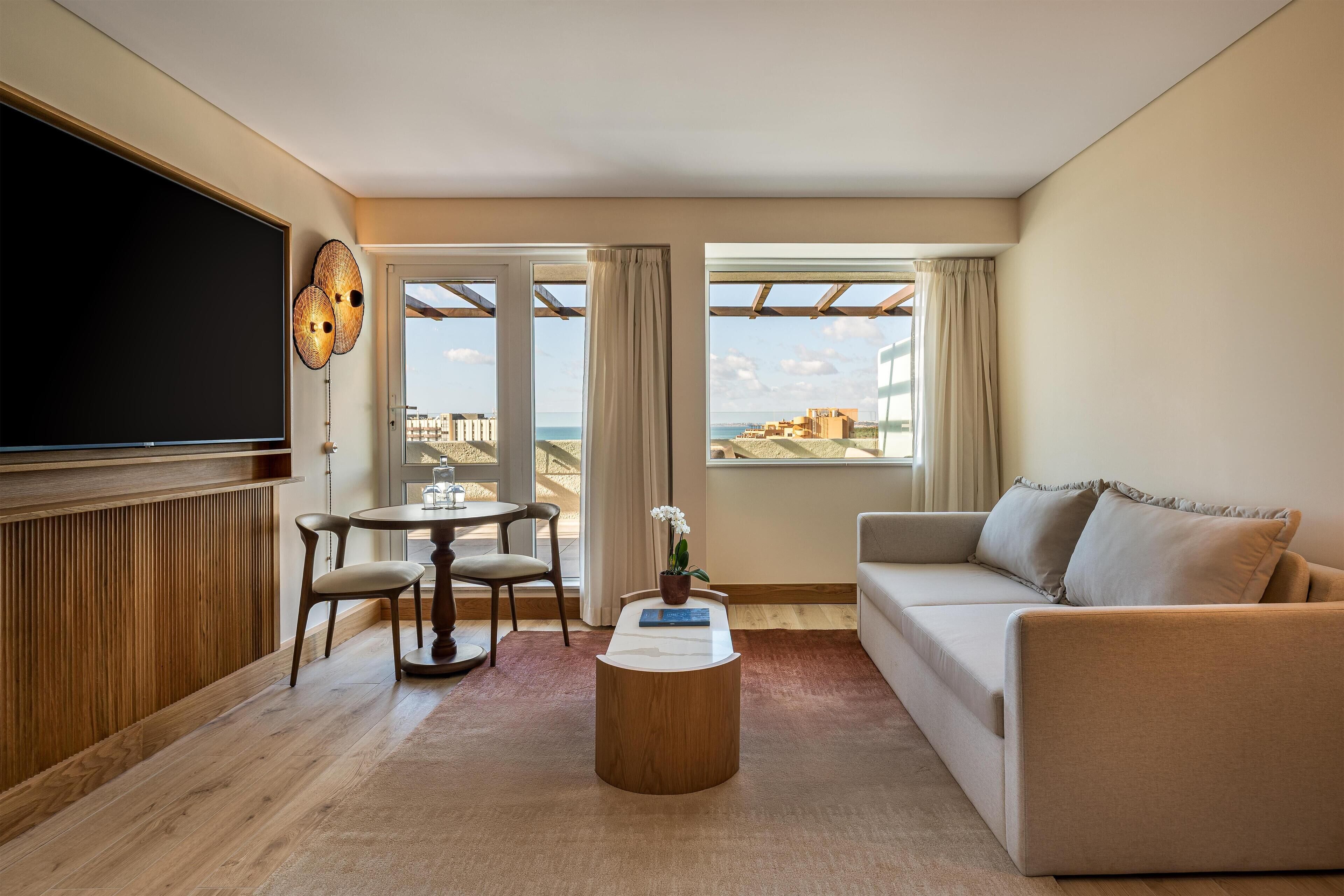 Minibar, caja de seguridad en la habitación y escritorio 