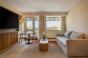 Minibar, caja de seguridad en la habitación y escritorio 