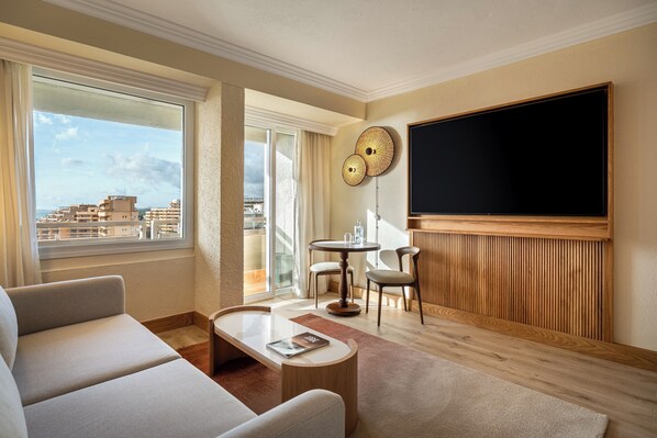 Minibar, caja de seguridad en la habitación y escritorio 