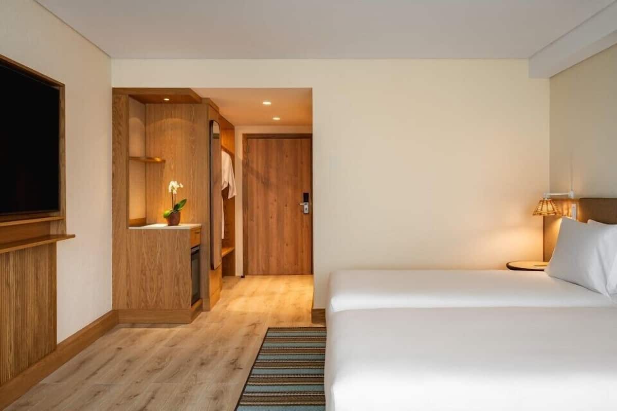 Chambre, 2 lits une place | Minibar, coffres-forts dans les chambres, bureau, rideaux occultants