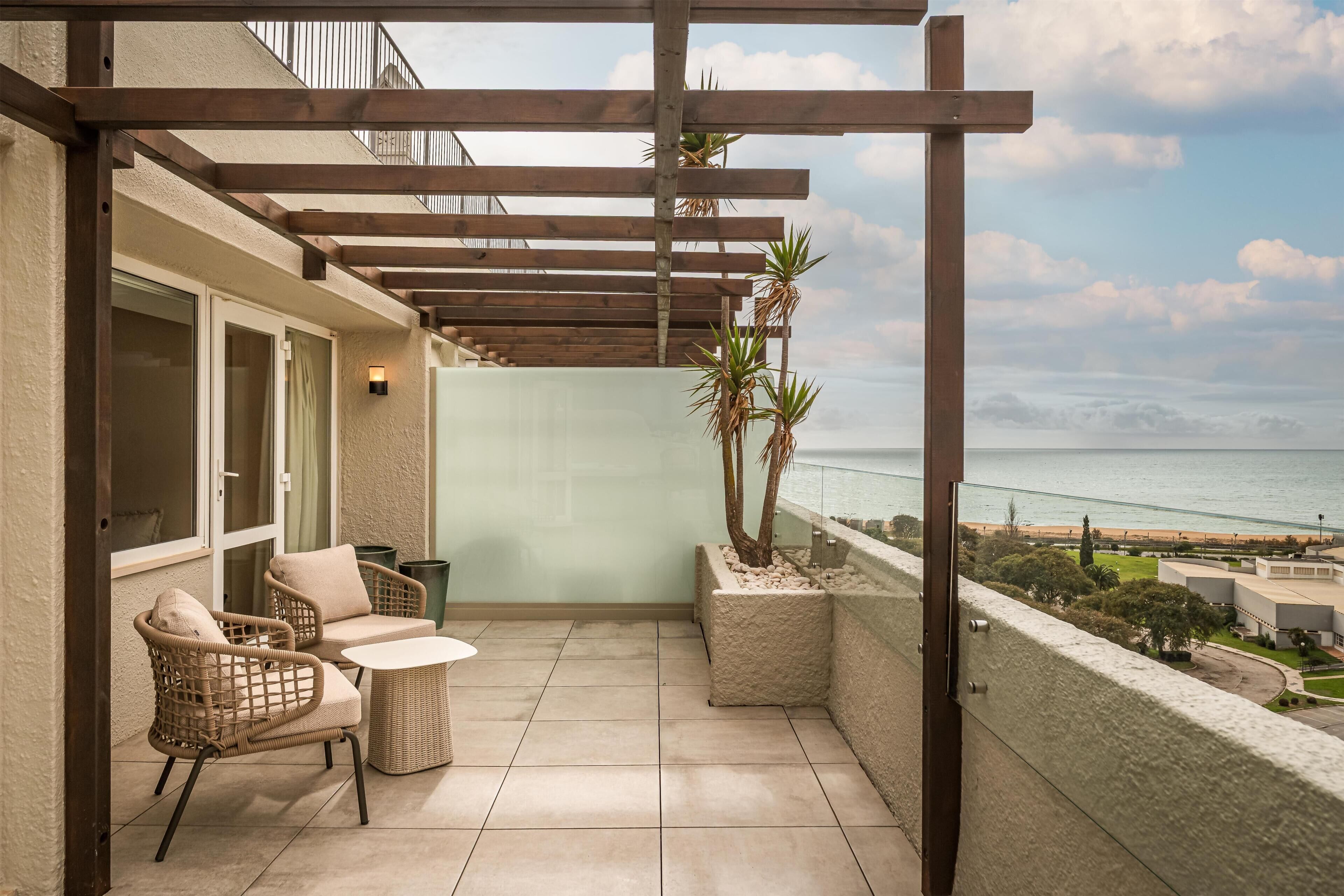 Een minibar, een kluis op de kamer, een bureau, verduisterende gordijnen