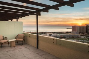 Minibar, caja de seguridad en la habitación y escritorio 