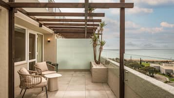 Een minibar, een kluis op de kamer, een bureau, verduisterende gordijnen