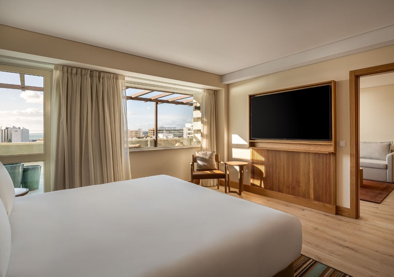 Suite (Regency) | Minibar, coffres-forts dans les chambres, bureau, rideaux occultants