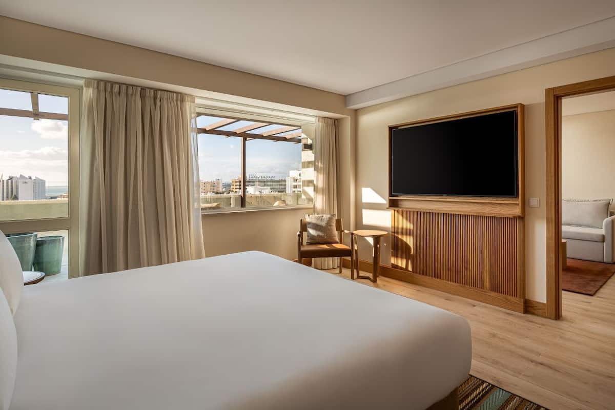 Suite (Regency) | Minibar, coffres-forts dans les chambres, bureau, rideaux occultants