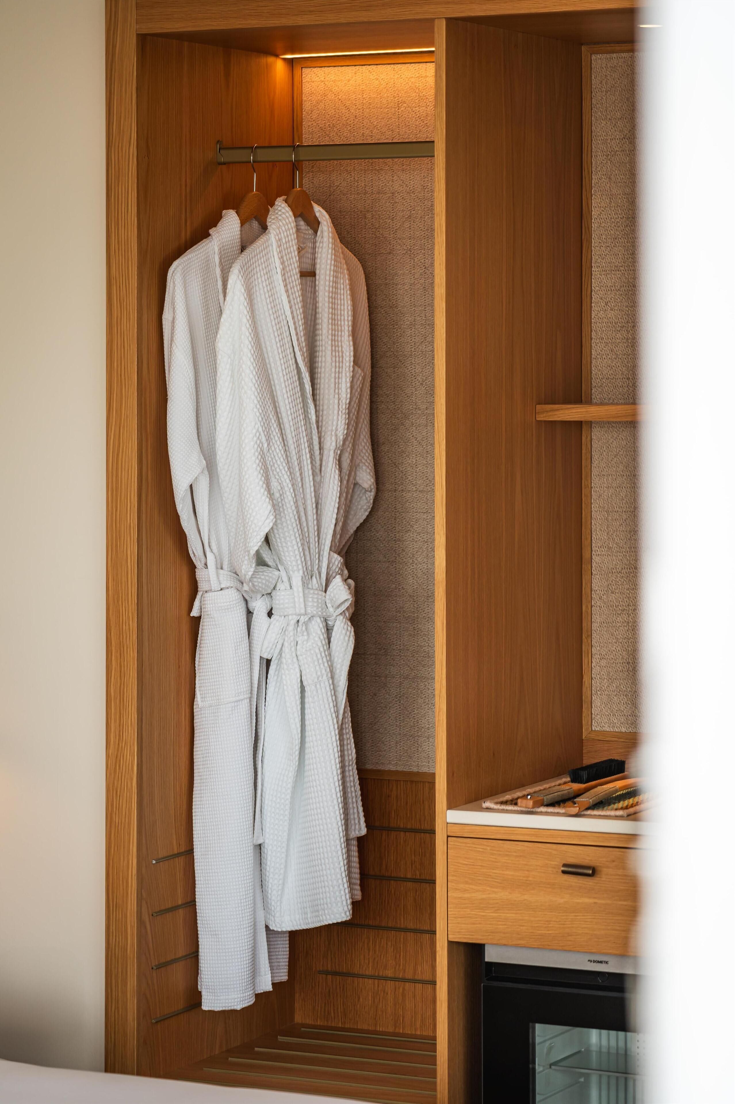 Minibar, safe på rommet, skrivebord og blendingsgardiner