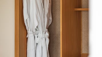 Een houten garderobe met kledingroede, een lade en een ingebouwde apparatuur.