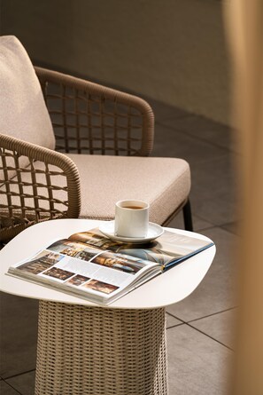 Minibar, caja de seguridad en la habitación y escritorio 