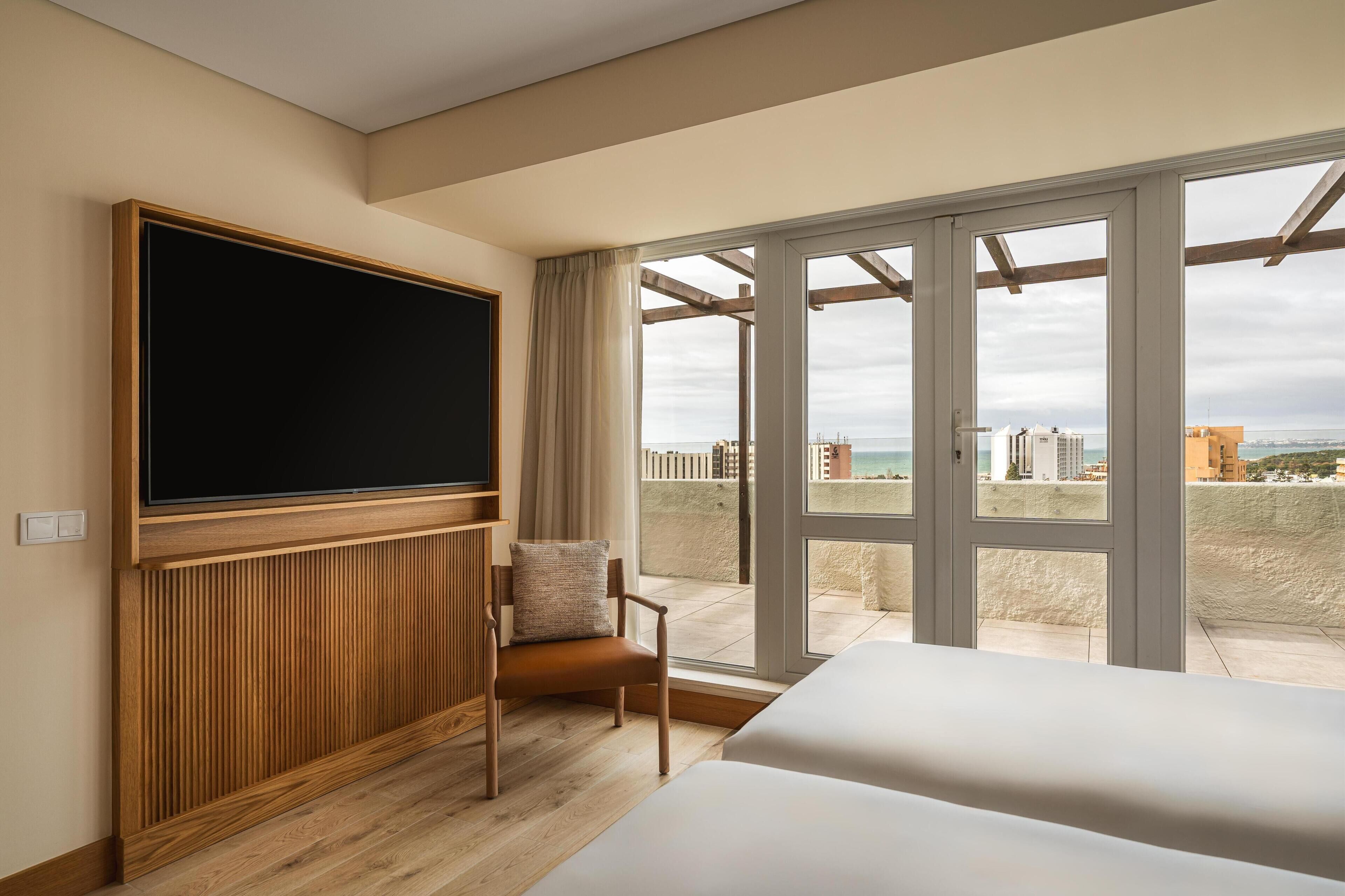 Suite (Regency) | Minibar, caja fuerte, escritorio y cortinas opacas