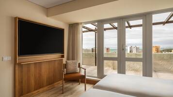 Suite (Regency) | Minibar, caja fuerte, escritorio y cortinas opacas