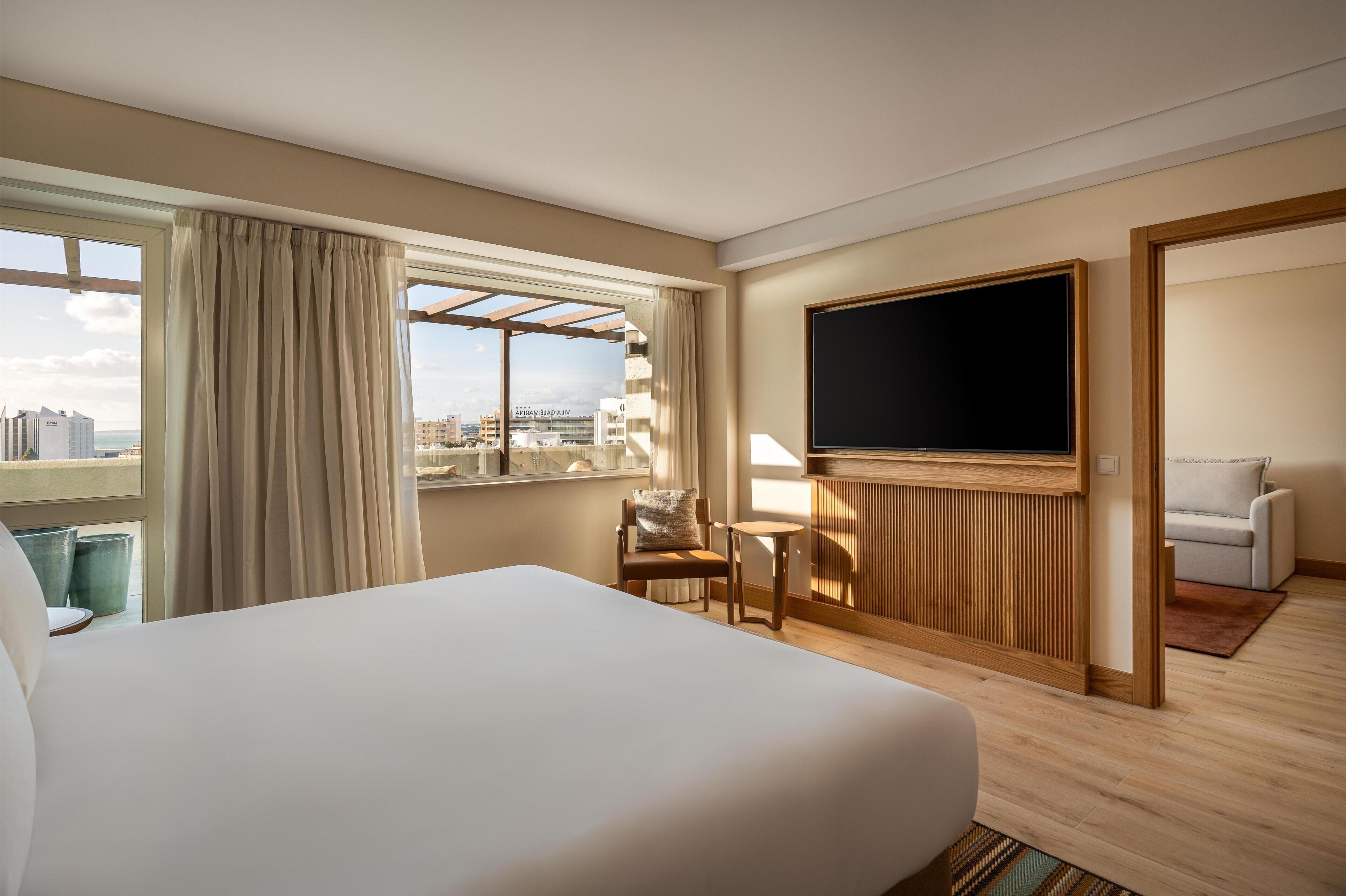 Suite (Regency) | Minibar, safe på rommet, skrivebord og blendingsgardiner