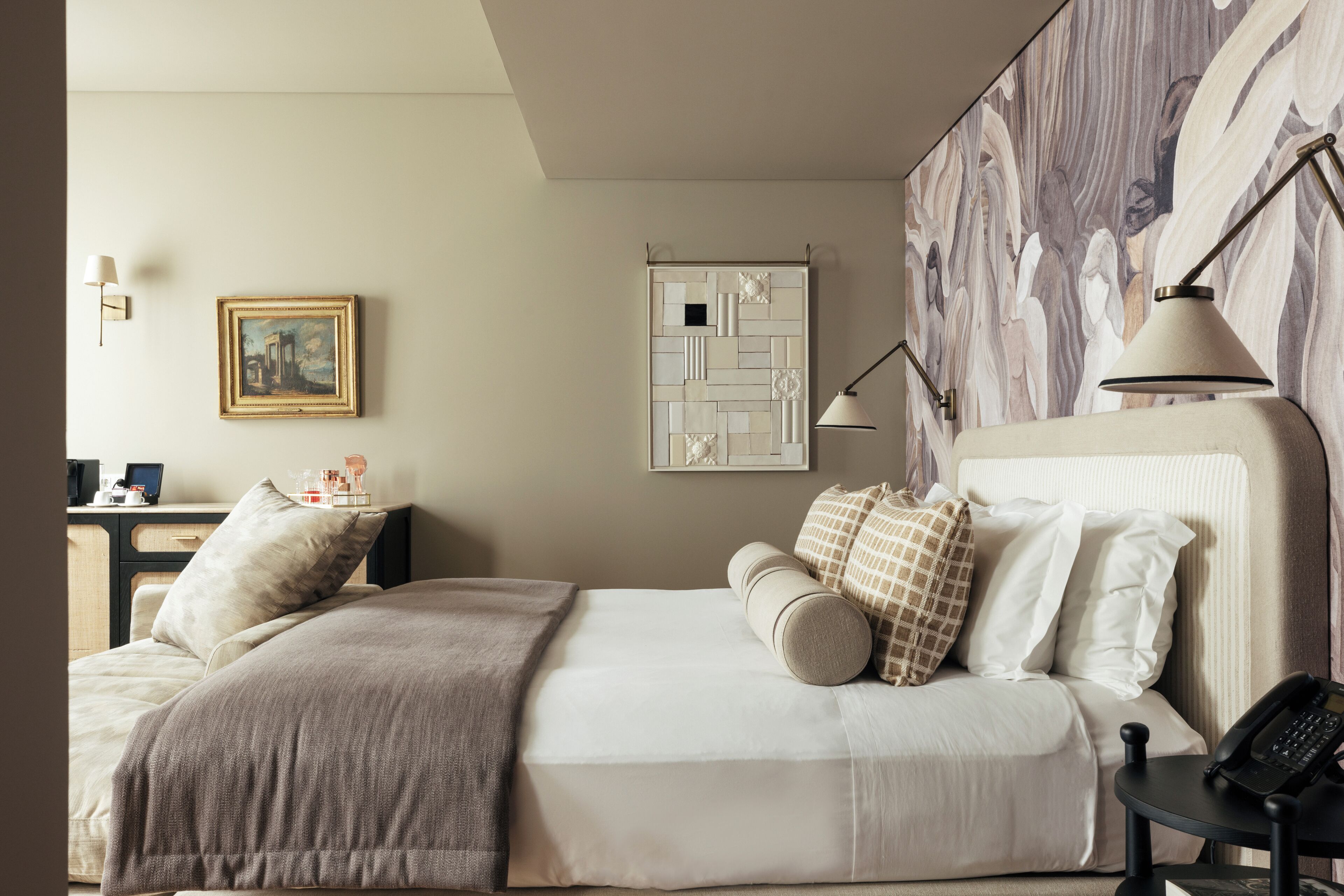 Ropa de cama hipoalergénica y caja de seguridad en la habitación 