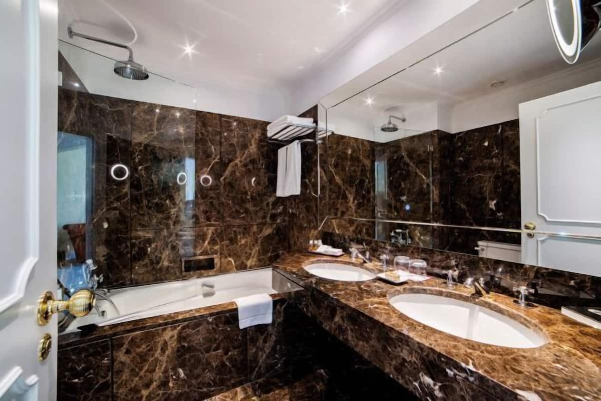 Bathroom | Free toiletries, hair dryer, bathrobes, slippers