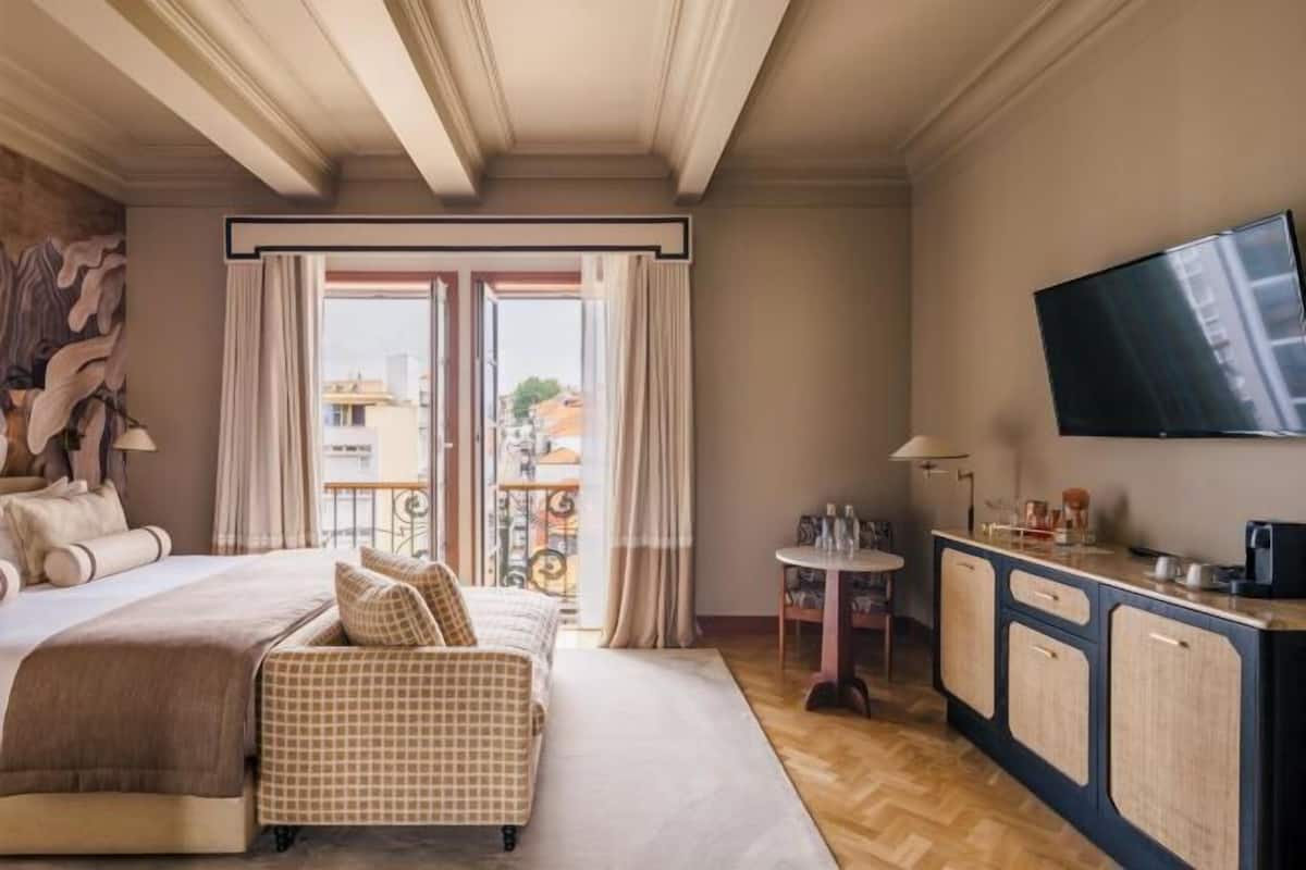 Hypo-allergenic bedding, in-room safe, blackout curtains, soundproofing