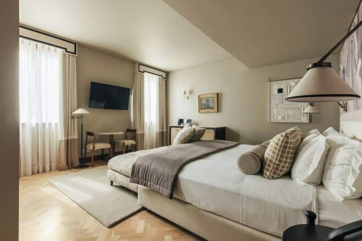 Hypo-allergenic bedding, in-room safe, blackout curtains, soundproofing