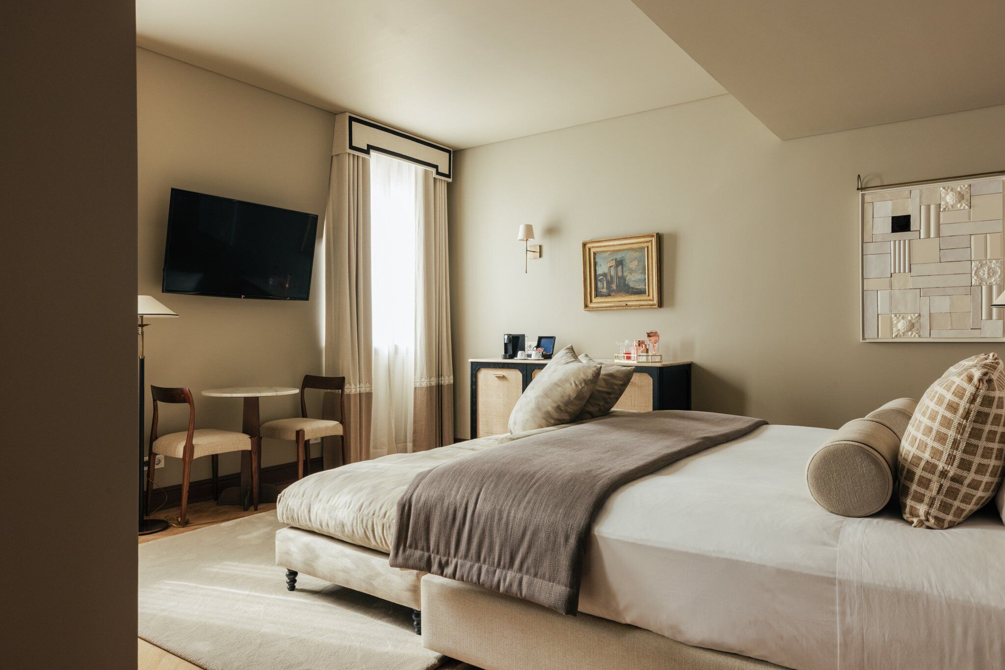 Hypo-allergenic bedding, minibar, in-room safe, blackout drapes