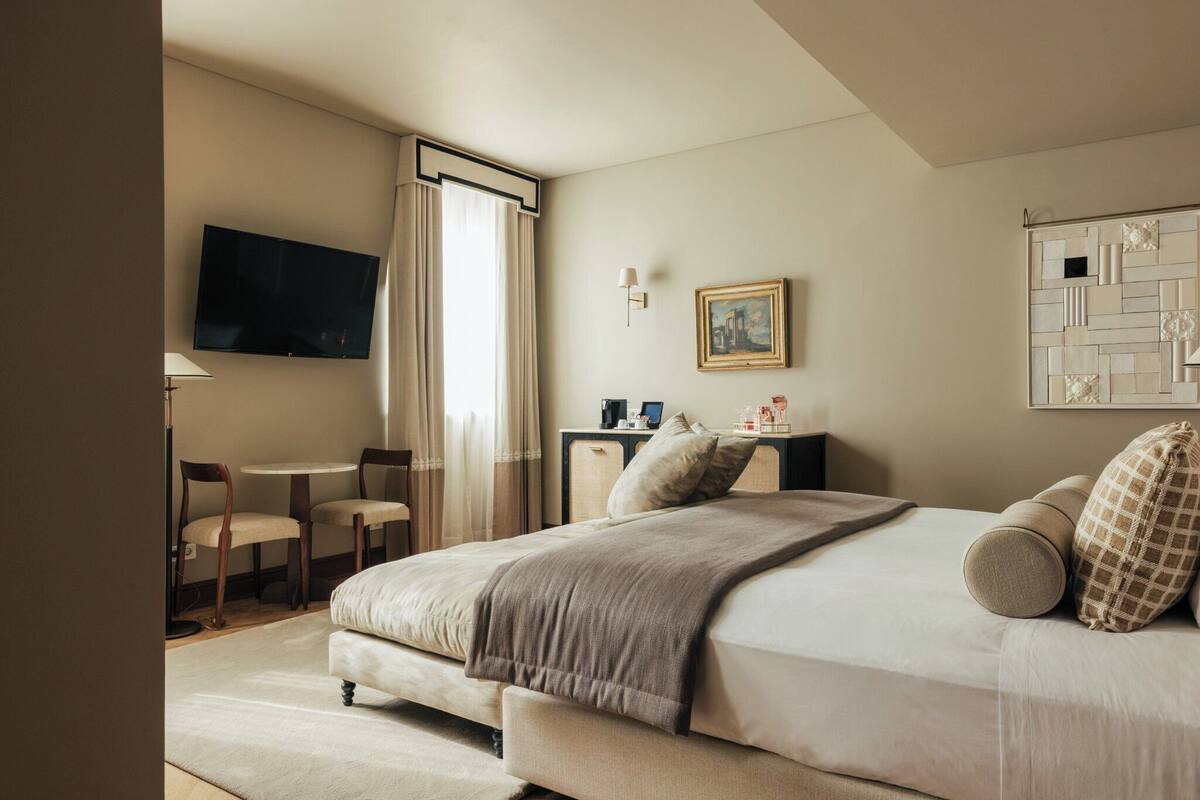 Hypo-allergenic bedding available, minibar, in-room safe