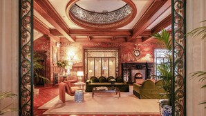 Un hall d’entrée luxueux, agrémenté d’un magnifique escalier, d’un plafond richement décoré et de meubles classiques.