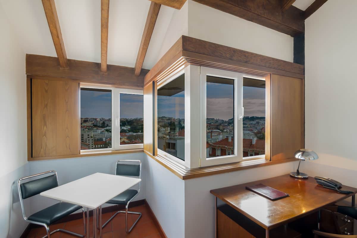 Suite, 1 Queen Bed, City View