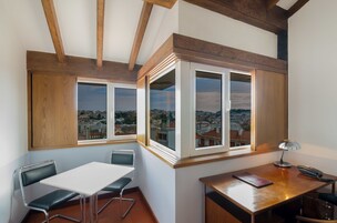 Suite, 1 letto queen, vista città | Minibar, una cassaforte in camera, con stile personalizzato