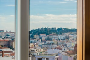 Suite, 1 Queen-Bett, Stadtblick | Minibar, Zimmersafe, individuell dekoriert, individuell eingerichtet
