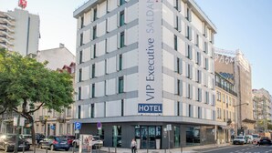 A multi-story building with a sign reading "VIP Executive SALDANHA HOTEL". - VIP Executive Saldanha Hotel (Lisbon)