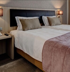 Executive-Doppel- oder -Zweibettzimmer | Zimmersafe, Schreibtisch, Verdunkelungsvorhänge, schallisolierte Zimmer