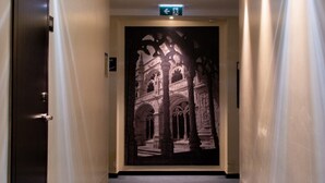 A hallway with a door featuring a gothic architectural design. - VIP Executive Saldanha Hotel (Lisbon)