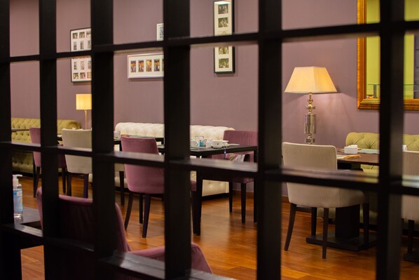 Tägliches Frühstücksbuffet (10.00 EUR pro Person)