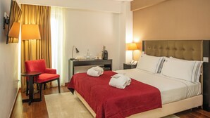 A hotel room with a bed, a desk, a chair, and a mirror. - VIP Executive Saldanha Hotel (Lisbon)