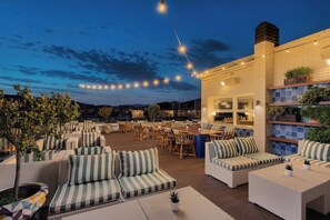 Petit déjeuner, déjeuner et brunch servis sur place