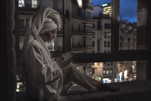 Minibar, coffres-forts dans les chambres, bureau, Wi-Fi gratuit