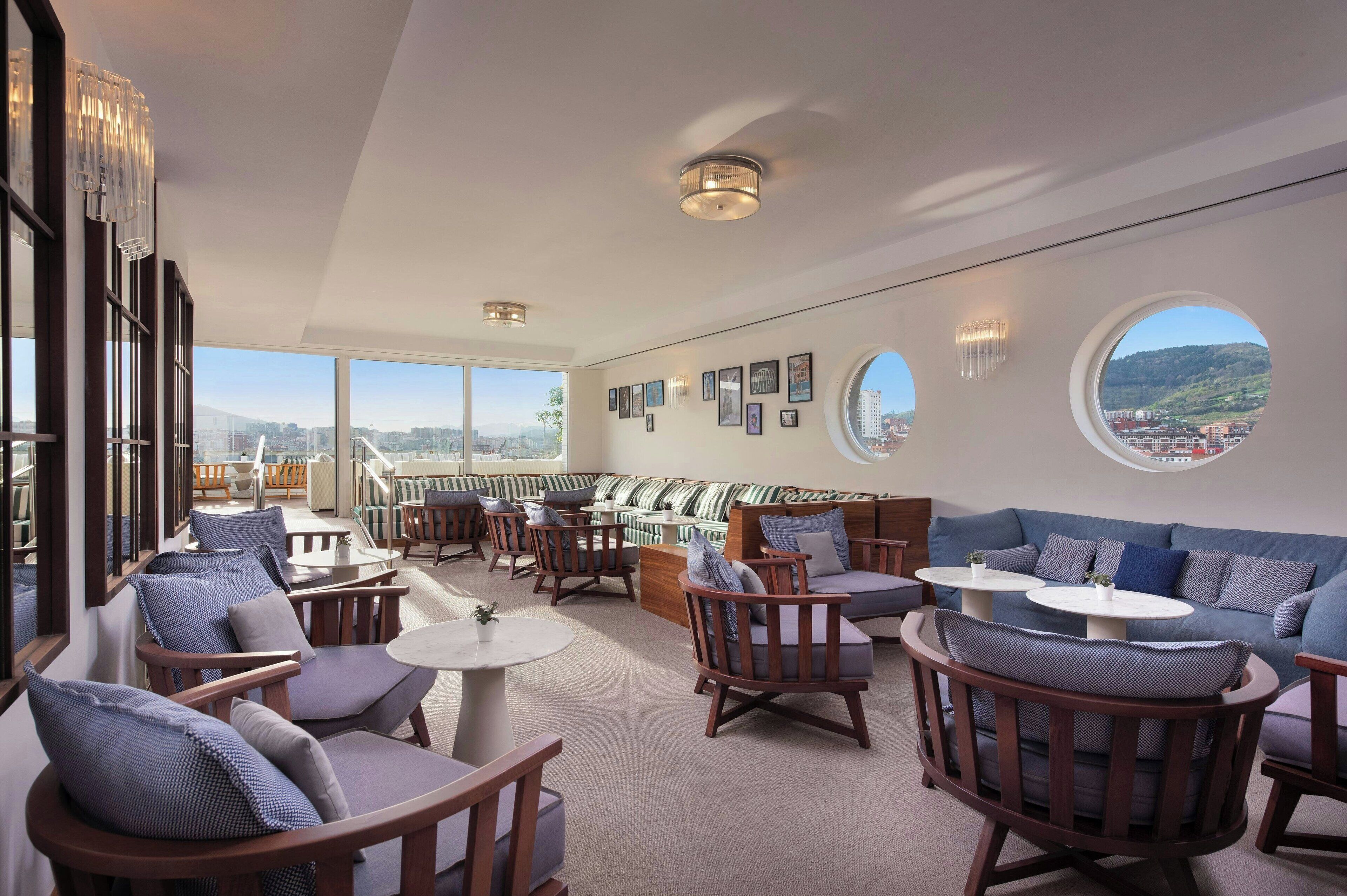 Serveert ontbijt, lunch en brunch