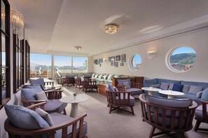 Breakfast, lunch and brunch served