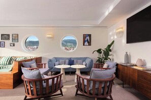 Breakfast, lunch and brunch served