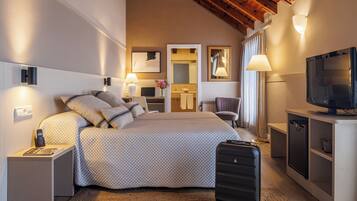 Habitación triple (acceso solo por escaleras) | Minibar, bureau, Wi-Fi gratuit