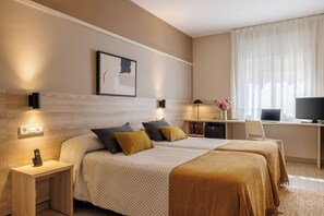 Twin Room | Minibar, desk, free WiFi, bed sheets