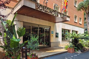 A building with a sign reading "BONANOVA PARK" and a hospital symbol indicating a nearby medical facility. - Hotel Bonanova Park (Barcelona)