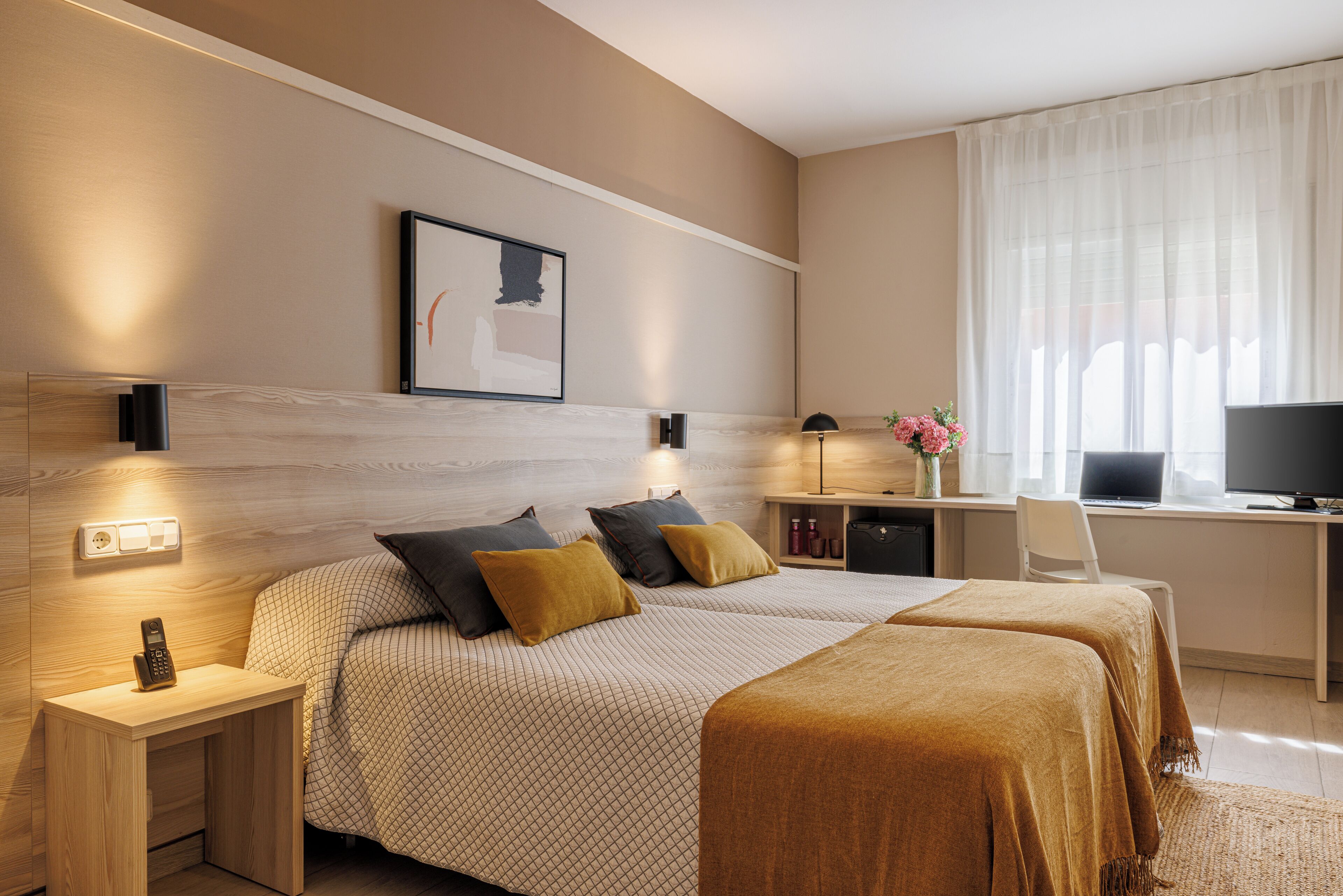 Minibar, desk, free WiFi