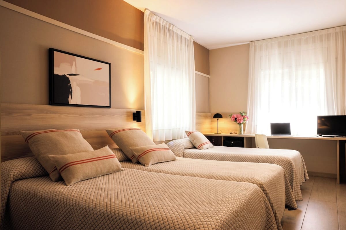 Triple Room | Minibar, desk, free WiFi, bed sheets