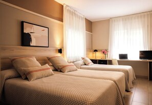 Triple Room | Minibar, desk, free WiFi, bed sheets