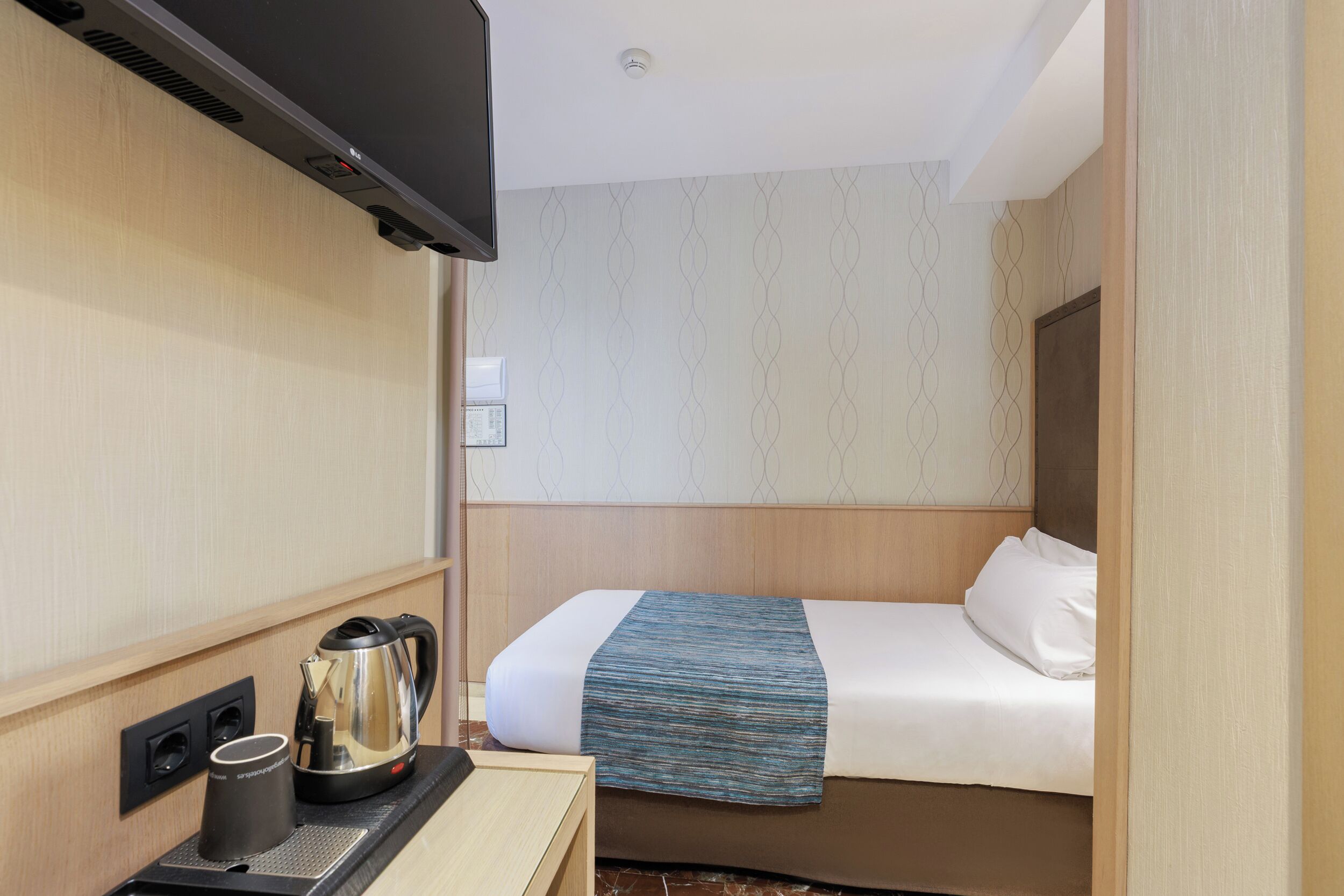 Single Room | 1 bedroom, down comforters, minibar, in-room safe