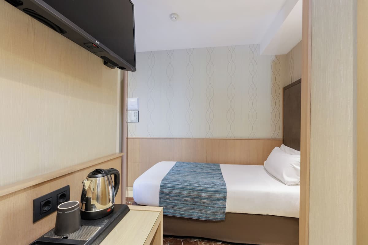 Single Room | 1 bedroom, down comforters, minibar, in-room safe