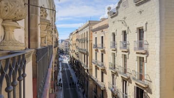 Une rue étroite bordée de bâtiments historiques dotés de balcons et de détails architecturaux raffinés.