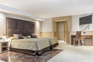 Vierbettzimmer | 1 Schlafzimmer, Zimmersafe, Schreibtisch, laptopgeeigneter Arbeitsplatz