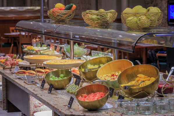 Café da manhã com buffet todos os dias (EUR 16 por pessoa) 