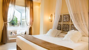 Una cama grande con dosel, una ventana con cortinas y un panel decorativo en la pared.